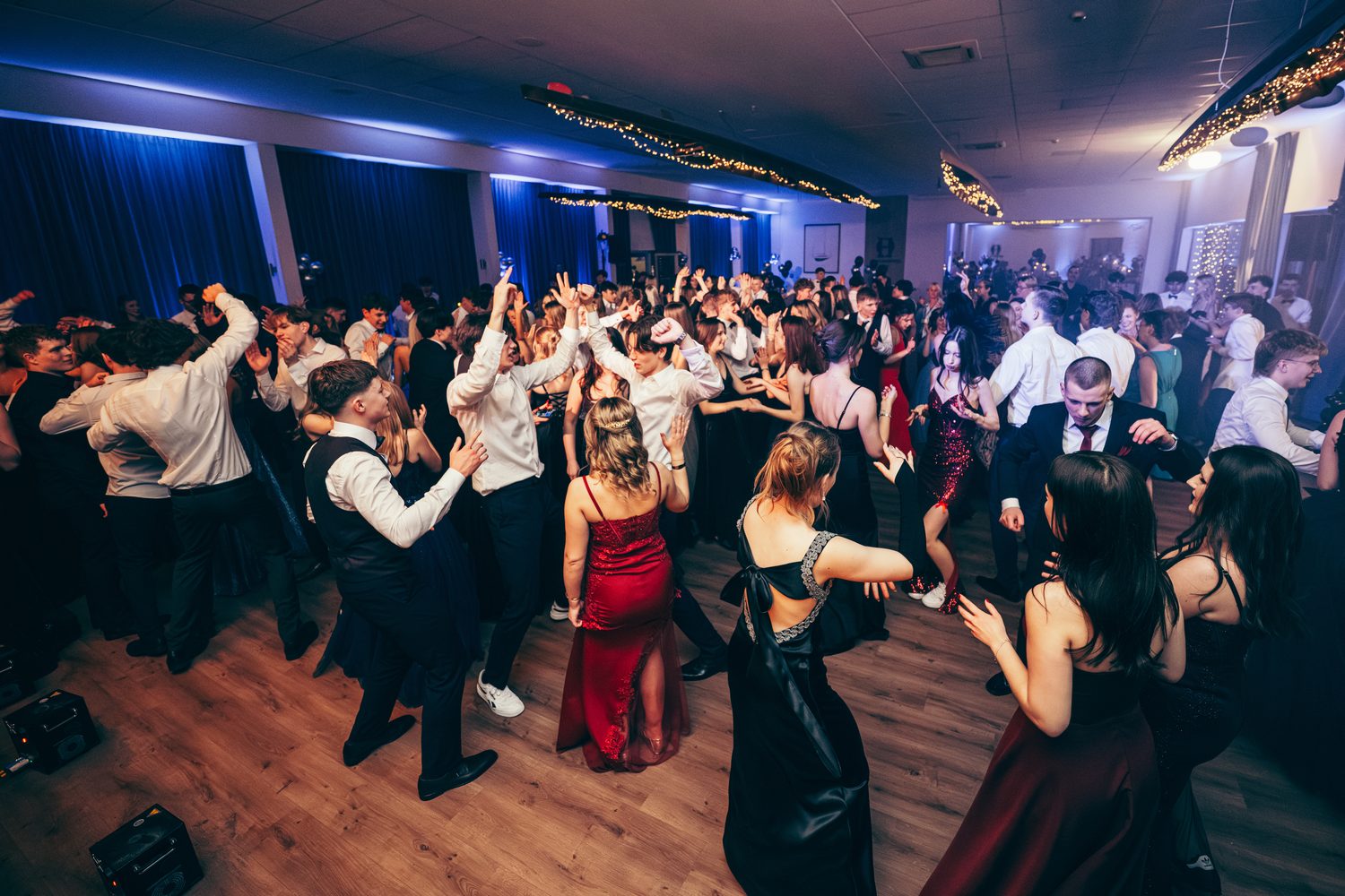 Pełna sala balowa podczas wspólnej zabawy na studniówce
